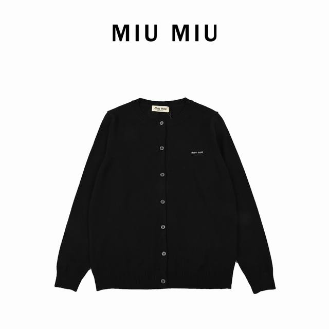 Miumiu缪缪24Ss崁花logo提花字母圆领针织毛衣 层叠混搭穿搭法则 不一样的时尚定义 轻松就能穿出法式的精致浪漫，符合热情氛围，显得更是轻快明亮，充满活