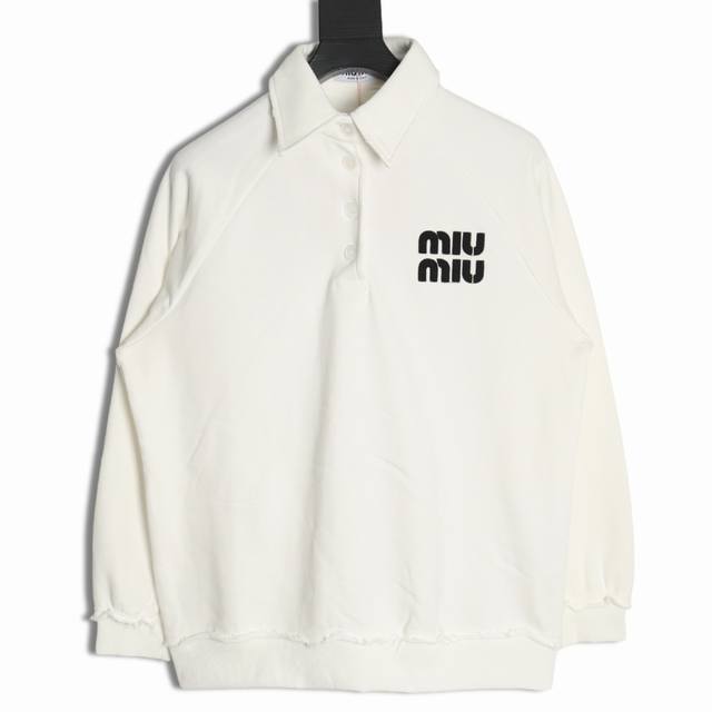 Miu Miu 缪缪 字母贴布polo长袖卫衣 原版袖口领口割破洗水工艺 工艺：工艺难点：字母绣花，不是大型绣花机绣花，大型的绣花机绣出的效果达不到原版一致。走