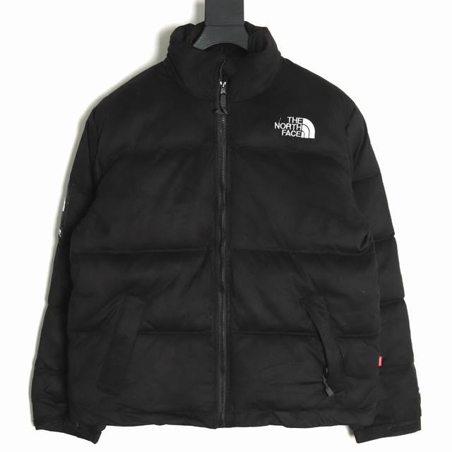 The North Face X Supreme 北面tnf Sup联名 麂皮羽绒服 麂皮的触感柔软，给人以舒适的体验。由于其细腻的结构，麂皮具有较好的透气性，