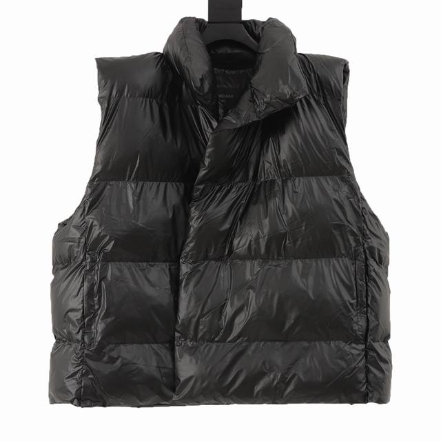 Balenciaga 巴黎世家 24Fw 后颈字母刺绣棉服马甲 专柜25000购入 超大的版型加上立体剪裁的设计 这件衣服绝对是潮人必备的款式 简单没有任何图案