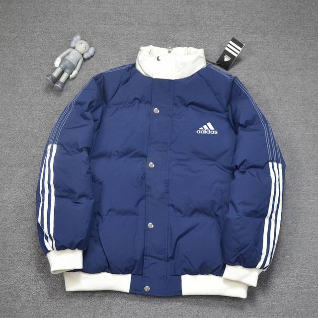 爆款持续来袭 Adidas 阿迪达斯三杠羽绒棉服拼接重工羽绒棉服棉衣 小红书达人推荐阿迪三杠拼色立领棉衣 颜色搭配上别出新颖 经典系列黑白搭配绝对的亮眼 保暖舒