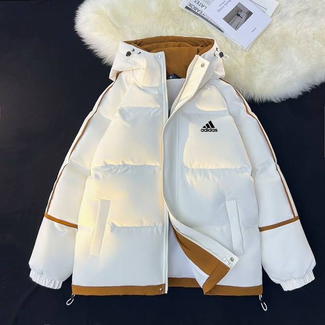 上新 Adidas阿迪达斯4Ss冬季纯色休闲简约立领加厚百搭棉衣。 冬季纯色立领棉服，阿迪经典logo点缀增添设计，穿上就是回头率，简单干净又百搭 版型宽松、立