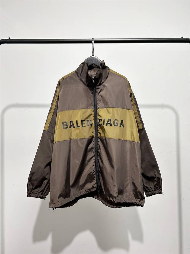 Balenciaga 巴黎世家经典胸前字母拼接冲锋衣外套！此款为薄款夹克，冲锋衣外套！ 袖子条纹设计，宽松款！两侧口袋设计！ 购入原版开模打造，全套定制辅料，细