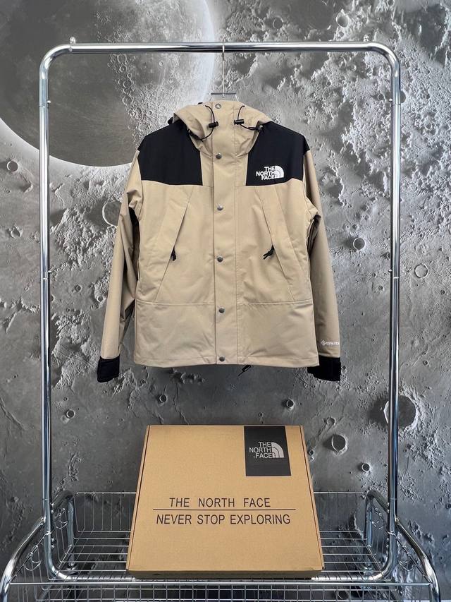 Tnf北面1990冲锋衣 自拍细节展示- 尺码：Xs S M L Xl Xxl 产品细节特性： 1、 防水为国际iso标准90 Iso4 级别达到荷叶水珠滚动效