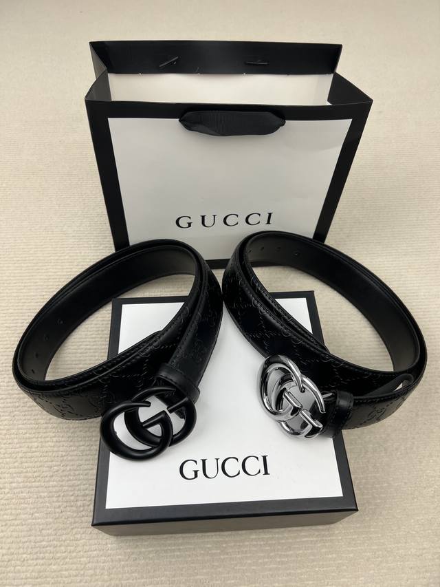 Gucci古驰双g男士最新款腰带皮带！高端品质！ 货号：A030 A031 扣头：黑色 银色 包装：打孔器，手提袋，发票，专柜同等包装 尺寸：115 送礼自留首