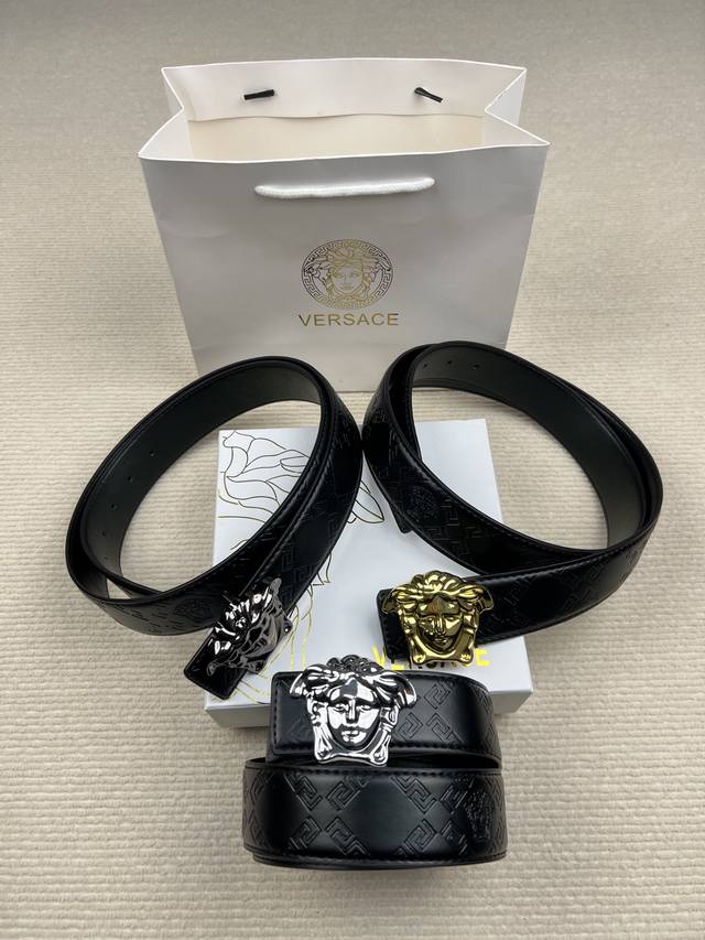 Versace 范思哲男生最新款腰带皮带！高端品质！ 货号：A017 A018 扣头：金色 银色 深灰色 包装：打孔器，手提袋，发票，专柜同等包装 尺寸：115