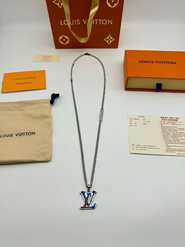 Lv路易威登彩蓝吊坠项链 配全套包装 本款 Monogram Chain 项链以个性之姿彰显系列魅力，可调节链条悬挂精巧 Monogram 花卉和别致 Lv 字