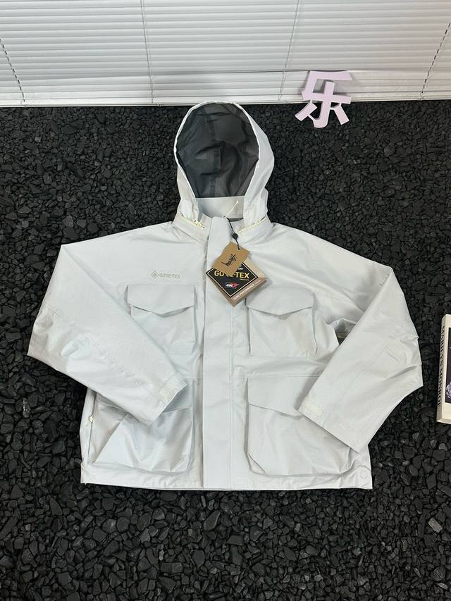 Stussy 24Ss Gore-Tex M65 Jacket联名全压胶硬壳冲锋衣 男女款防水滑雪服 - 帽子可收纳 男女同款 Central Cee 上身同款