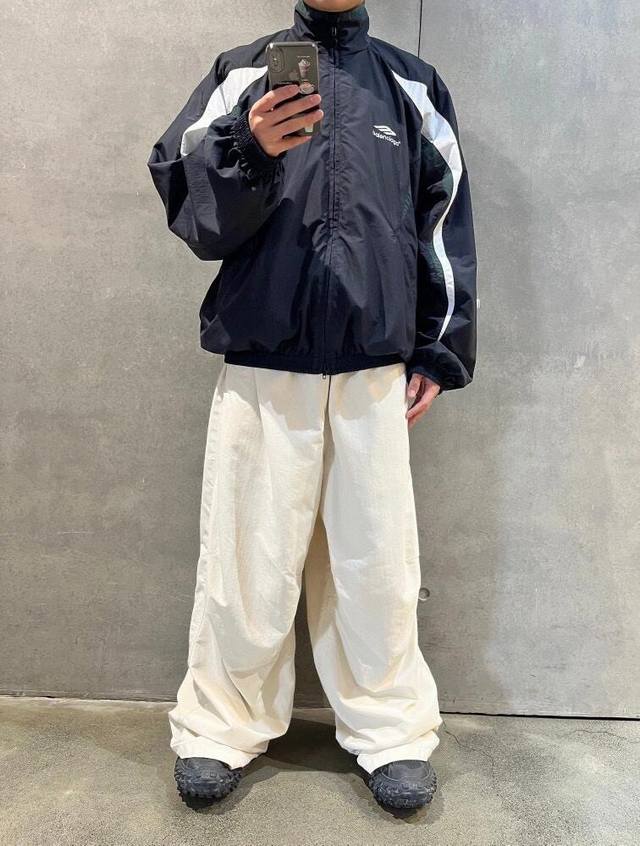 Balenciaga 拼色超宽松校服夹克冲锋衣 -关于成衣- 1、原版购入 1:1 定制出货 2、面料订做 100%锦纶 350T超密塔丝隆 大身中三个色 全部