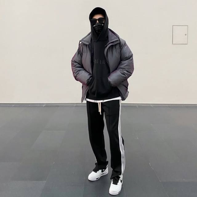 Fear Of God Essentials 立领fog加厚羽绒棉服面包服 国内代工厂出品 秋冬必备的基础单品，每一件都是穿着感很强的棉服设计，强烈推荐购入原版