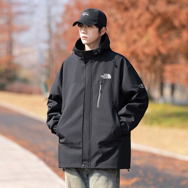 上新 The North Face 北面海外限定防水连帽拼接夹克，男女同款冲锋衣外套 强劲防风，简洁设计，经典印花logo，透气、抗静电功能，能够应付格子恶劣环