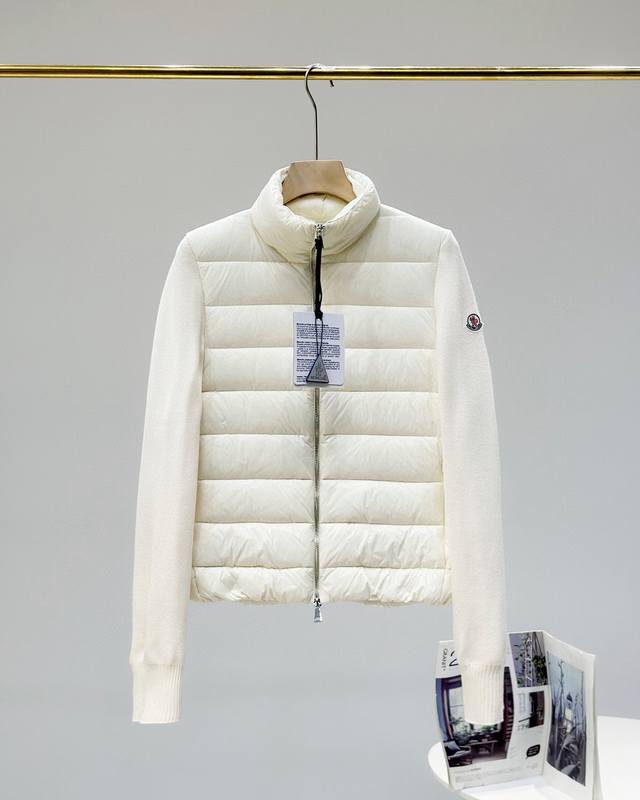 秋冬现货 Moncler 蒙口针织羽绒拼接 拼接处采用90白鸭绒羊毛混纺面料！ Moncler蒙口 针织拼接立领薄款羽绒服 冬天的内搭神器 尺码：M-Xl 图九