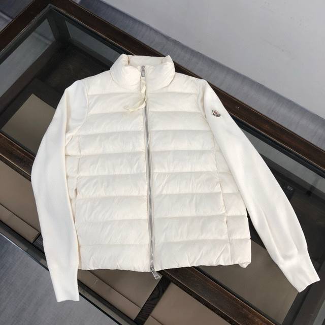 秋冬现货 Moncler 蒙口针织羽绒拼接 拼接处采用90白鸭绒羊毛混纺面料！ Moncler蒙口 针织拼接立领薄款羽绒服 冬天的内搭神器 尺码：M-Xl 图九