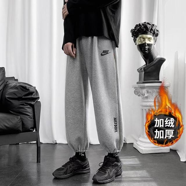 上新 耐克just错位印花束脚卫裤 加绒加厚 耐克 Nike错位印花加绒款卫裤 男女同款！ 你值得拥有，裤型可以说接近完美了 搭配任何上衣都是轻松驾驭,纯色卫裤