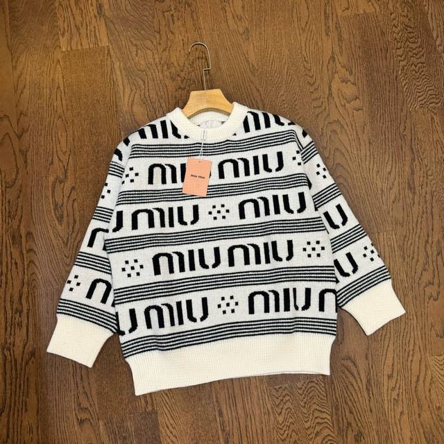 Miu Miu 缪缪24Ss 满印 Logo 双层提花情侣针织圆领毛衣-顶级原单版本 Color：米灰 Size：S M L Number：249012 独家定