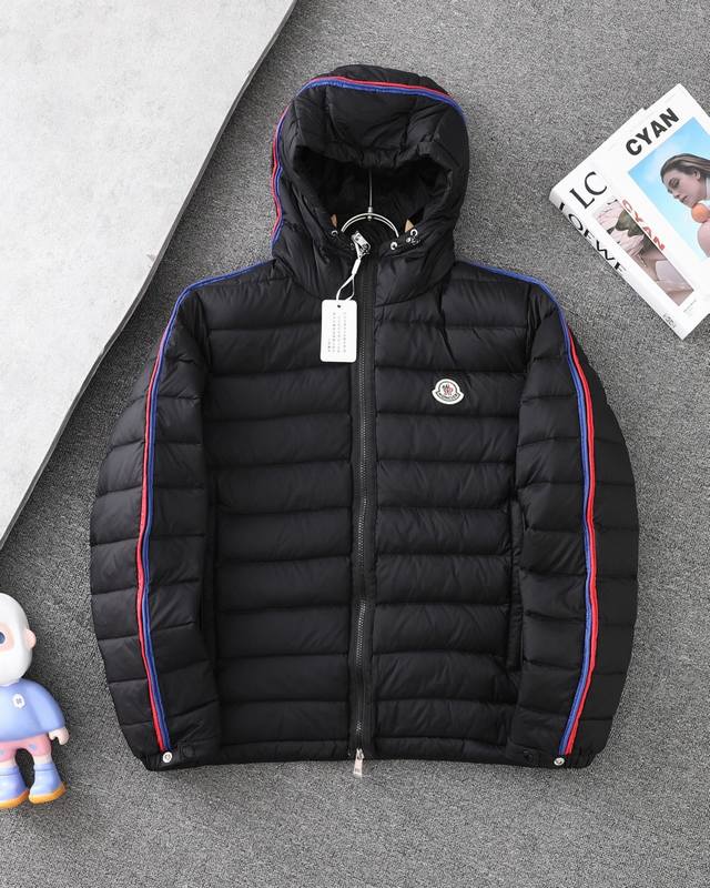 独家上新 Moncler 蒙口盟可睐轻薄系列小标刺绣连帽羽绒服红蓝织带黑色羽绒服 男女同款官方同步 颜色：黑色 码数: 1-4码 对应m-2Xl 尺码 衣长 胸