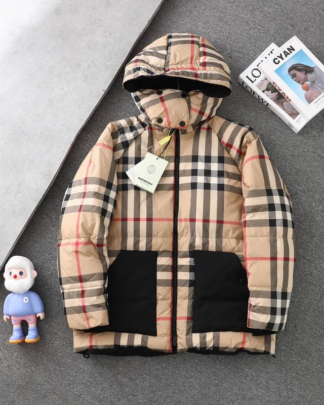 顶级复刻 1：1细节 Burberry 巴宝莉经典格纹拼接口袋羽绒服 专柜同步fw24 纯色格纹可拆卸连帽经典羽绒服 - 颜色：经典格纹 - 尺码：S M L