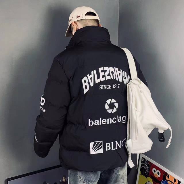 上新档口：上新 Balenciaga巴黎世家重工刺绣串标大爆款羽绒棉服街头情侣款 今年大火的巴黎设计必须成为年度最潮元素向来是高端路线 此款出品必须精品 面料复