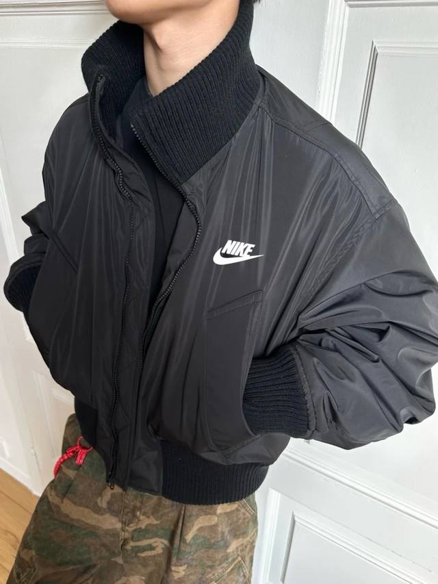 毛领耐克nike立领棉服美式高街加厚保暖大豆棉羽绒服情侣款 此款采用优质植物提取大豆棉 采用假两件设计 防风高级感十足 出场自带气质光环 拉链采用银色进口拉链不