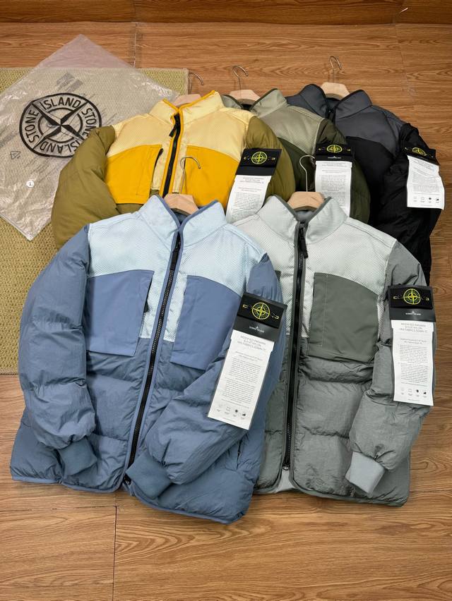 Stone Island 22Fw 石头岛 六色金属尼龙科技面料拼接立领亚平宁半岛最具特色的服饰stone Island，正如其名的蕴意，具有航海风格，又带着军