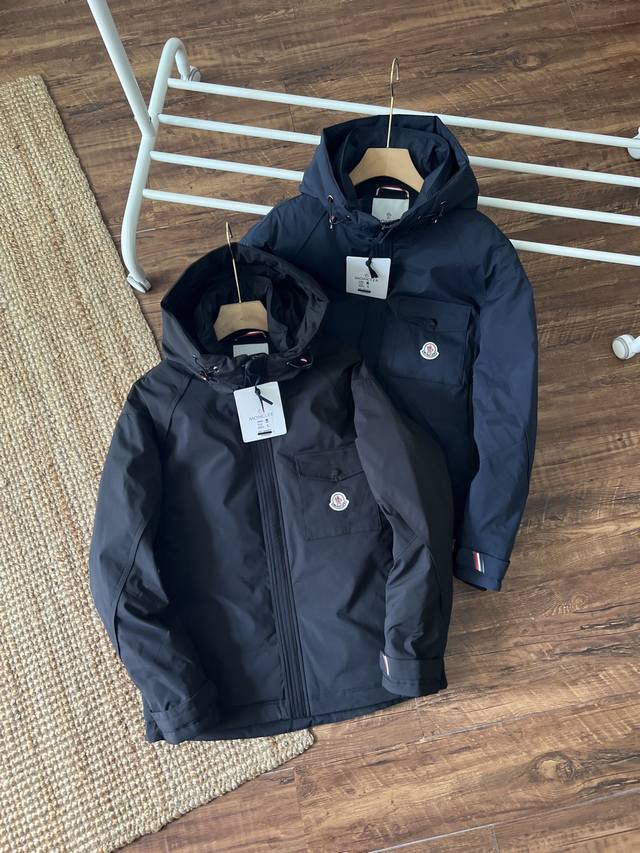 羽皇moncler 盟可睐巴黎时装周走秀款，男士短款羽绒服。设计时尚百搭舒适透气、隐藏帽蒙口羽绒服 支持nfc芯片感应，官网同步发售！设计感与颜值爆棚的羽绒外套