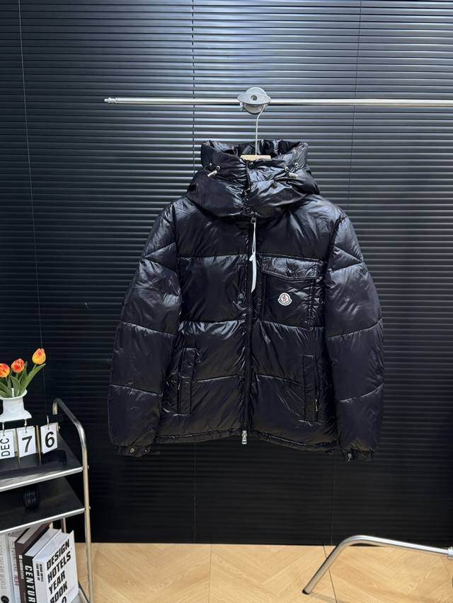 Moncler 盟可睐 蒙口三色织带彩条简约胸前口袋哑光情侣款连帽羽绒服 -颜色：黑色 -尺码：M L Xl Xxl 今年冬天最新款，盟可睐羽绒服以其闪亮漆面尼