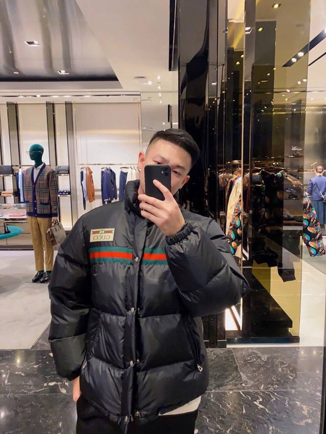 供 专柜级 区别市面通货 Gucci 古驰官方限定徽标织带羽绒服 超级百搭 “灭世版本” 香港专柜购入zp操作，这是一款超复杂工艺的羽绒服，堪称冬季里的避风港，