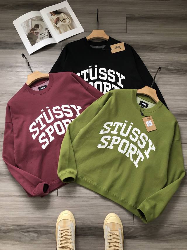 顶级版本！ Stussy Ss24 斯图西 胸前字母logo龟裂水浆印花 男女款大落肩形廓形宽松拉绒圆领卫衣. 颜色：绿色 红色 粉色. 面料： 外层原版定织定