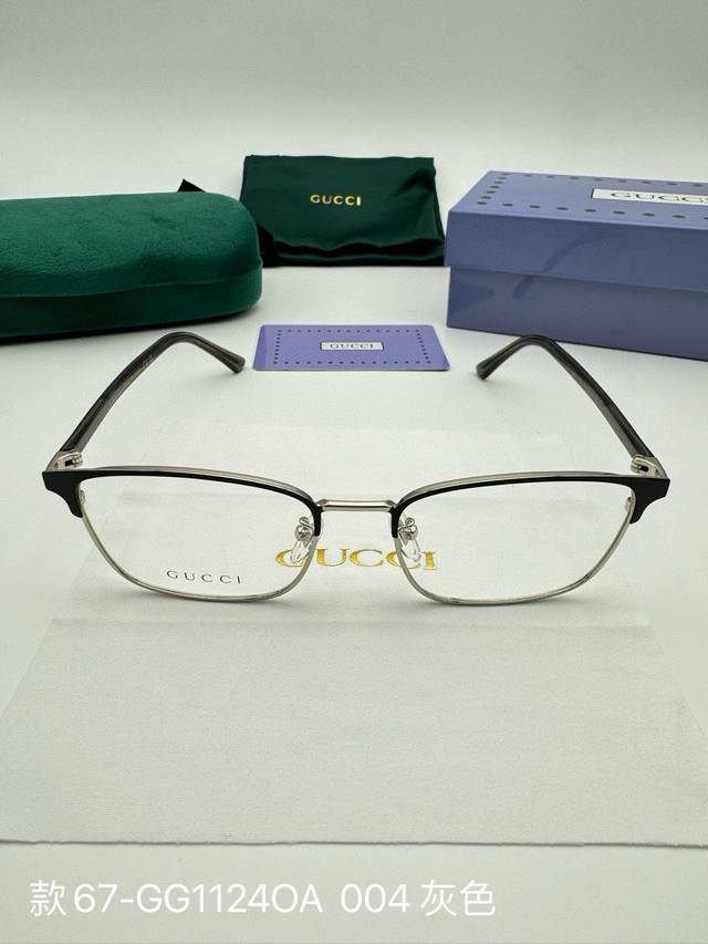 Gucci 古驰眼镜框素颜框 配全套包装 货号：款67-Gg1124Oa 004 灰色 被权志龙带火的眼镜太适合素颜啦，实至名归断货王！今年这么流行必须安排上呀