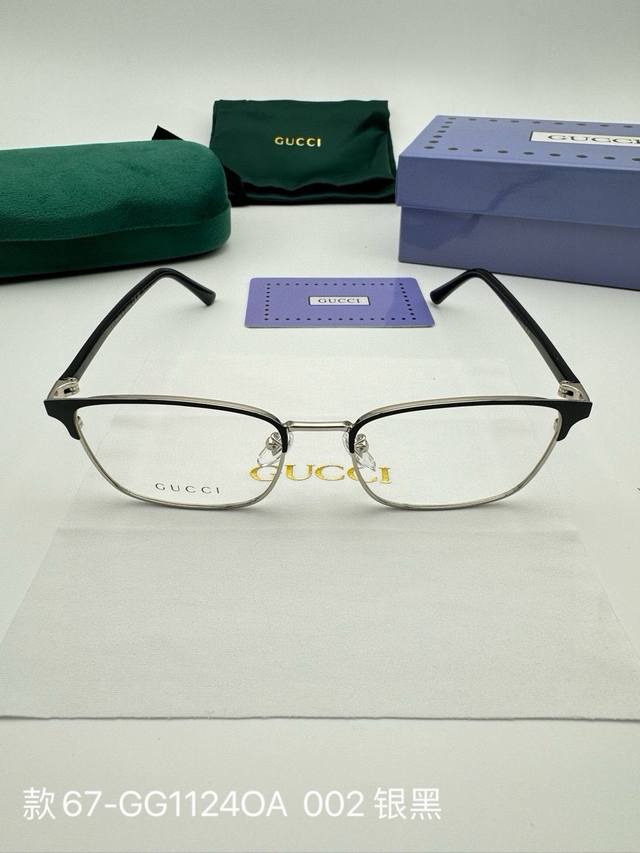 Gucci 古驰眼镜框素颜框 配全套包装 货号：款67-Gg1124Oa 002 银黑 被权志龙带火的眼镜太适合素颜啦，实至名归断货王！今年这么流行必须安排上呀