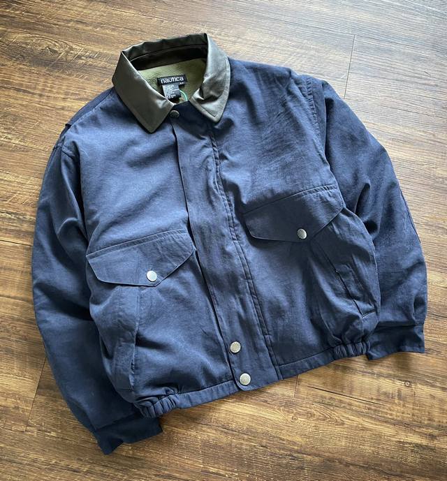 上新 秋冬持续上新 精品vintage Nautica 90S Vintage 夹克棉服皮领 Boxy Fit。 帅气孤品，价格合适，在这个冬天视实现一件过冬，