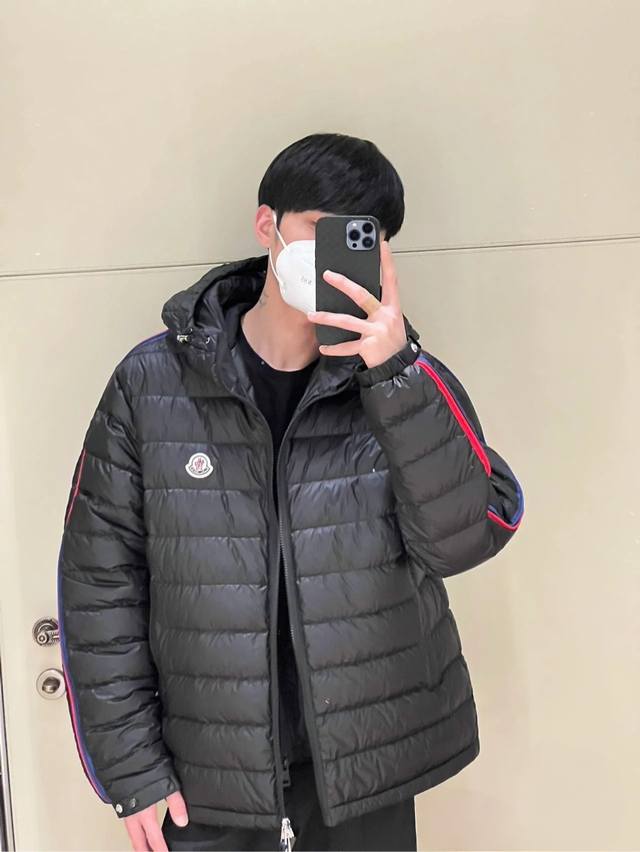 独家上新 Moncler 蒙口盟可睐轻薄系列小标刺绣连帽羽绒服红蓝织带黑色羽绒服 男女同款官方同步 颜色：黑色 码数: 1-4码 对应m-2Xl 尺码 衣长 胸