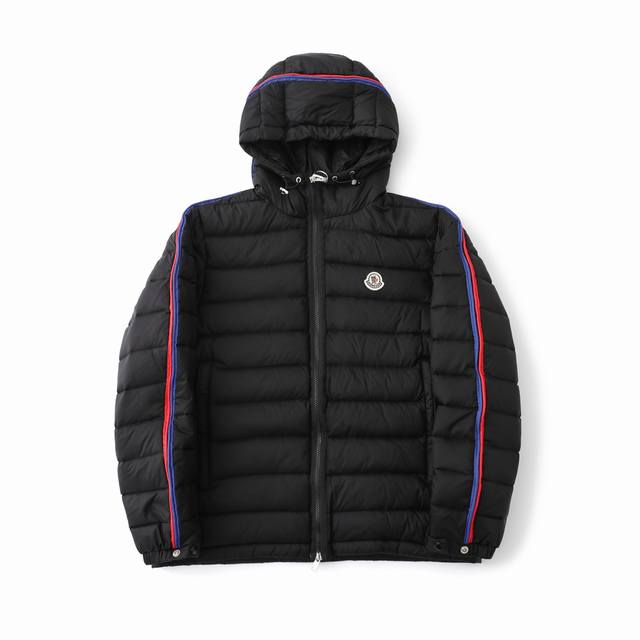 独家上新 Moncler 蒙口盟可睐轻薄系列小标刺绣连帽羽绒服红蓝织带黑色羽绒服 男女同款官方同步 颜色：黑色 码数: 1-4码 对应m-2Xl 尺码 衣长 胸