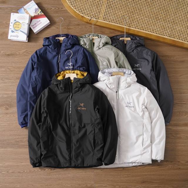 品牌：始祖鸟 Arcteryx 尺码：M-L-Xl-Xxl-Xxxl 颜色：黑金-藏青-白色-深灰-绿色 品 名：始祖鸟atom Hoody 防风 男子 保暖棉