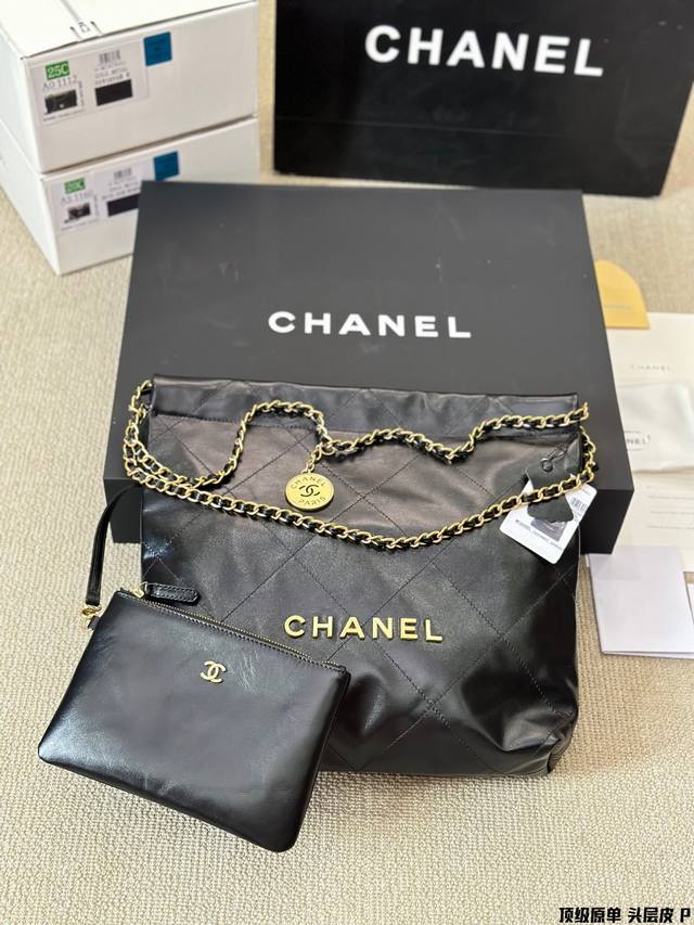 顶级原单 头层皮 Chanel 22Bag 以数字命名的“垃圾袋” 年10 月，Chanel 品牌艺术总监virginie Viard在年春夏 时装秀_上推出一