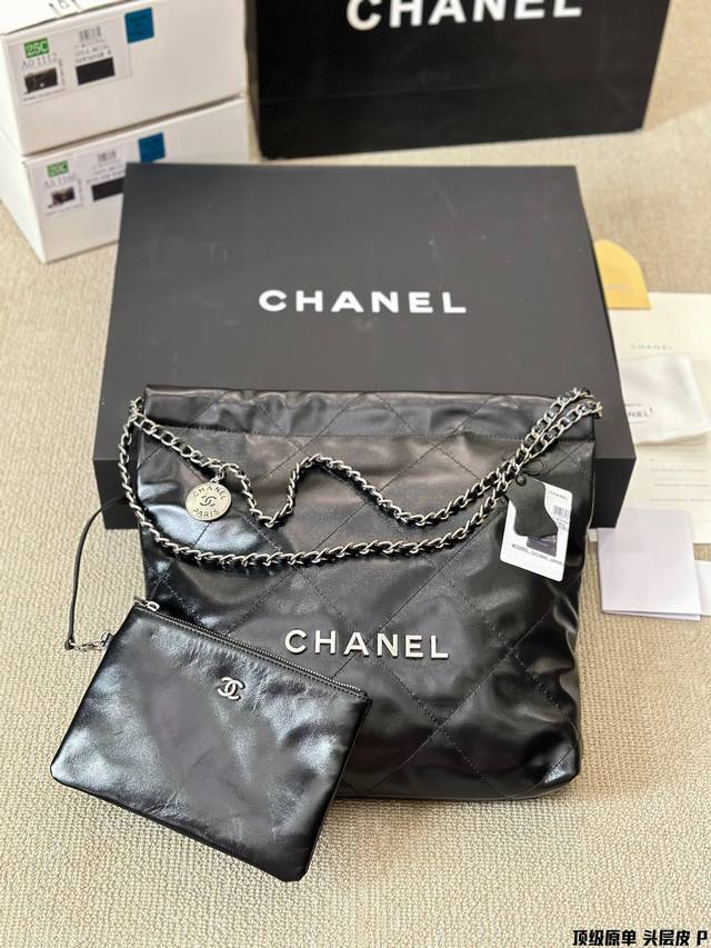 顶级原单 头层皮 Chanel 22Bag 以数字命名的“垃圾袋” 年10 月，Chanel 品牌艺术总监virginie Viard在年春夏 时装秀_上推出一