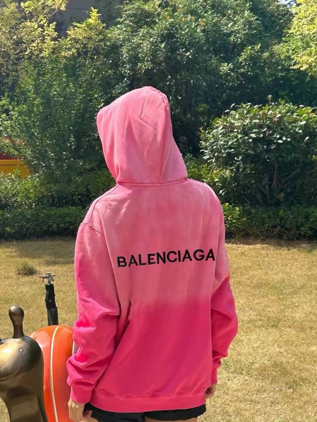 Balenciaga巴黎世家blcg粉色渐变刺绣logo连帽卫衣 简直人间水蜜桃又奶又酷 好温柔 多巴胺色系帽衫 秋冬要有各种各样的卫衣呀 前后重工精密刺绣 高