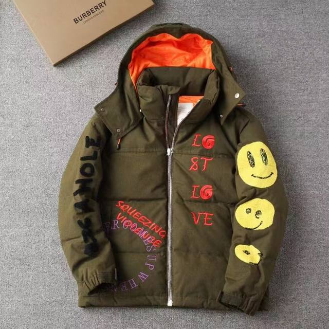 上新 正确版本readymade Down Jacket 涂鸦刺绣笑脸联名羽绒服绒服首先看中的是里面的填充物，90白羽鸭绒绝对不掺一点棉花，掺了棉花的那叫棉服