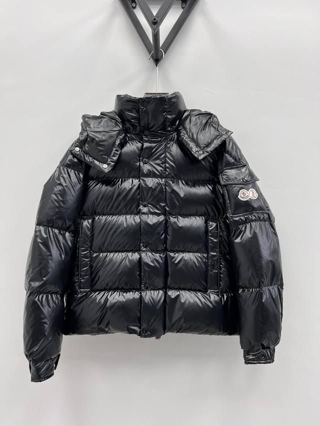 上新 Moncler Maya 70周年限定款短款羽绒夹克，标志性的男士moncler Maya 70羽绒夹克具有高辨识度，专为庆贺品牌70周年而设。 Monc