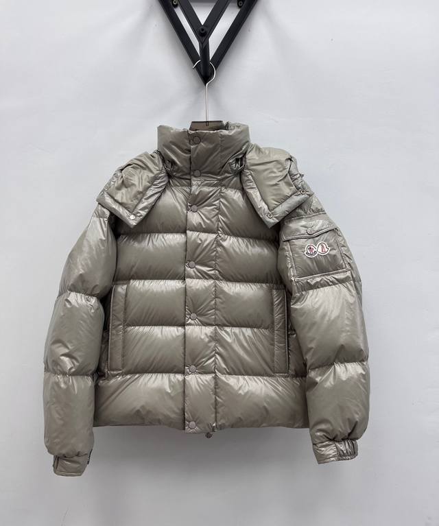 上新 Moncler Maya 70周年限定款短款羽绒夹克，标志性的男士moncler Maya 70羽绒夹克具有高辨识度，专为庆贺品牌70周年而设。 Monc