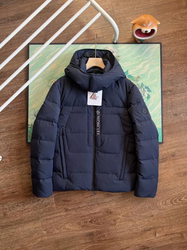 报单款号10163。 掌柜自留款！顶级代购版本！23Fw冬季走秀新品， Moncler 蒙口 盟可睐 Fw23 Blavet 黑标 男士商务休闲羽绒服 游离于经