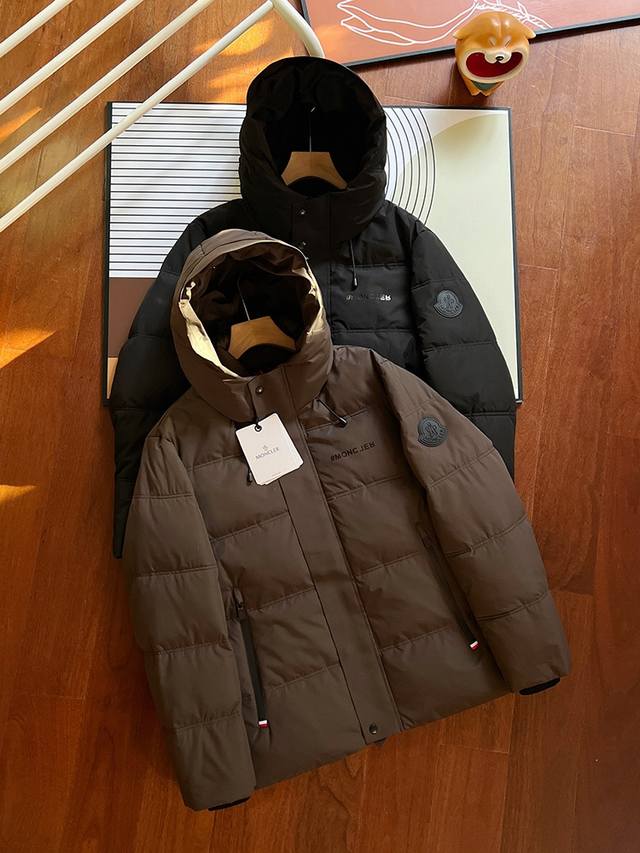 报单款号10301。 掌柜力荐，羽皇出品。新款黑武士。Moncler 盟可睐 蒙口 Madeira 男士羽绒服。 羽绒服是功能性衣橱的常备单品，采用longue