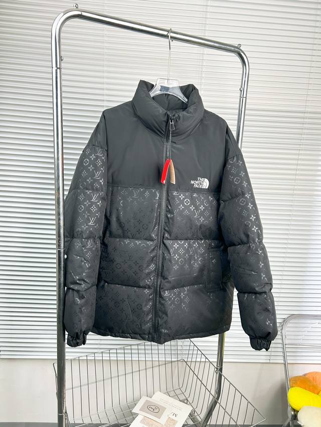 上新 Tnf北面联名款刺绣立领厚实羽绒棉服 -Thenorthface北面联名 Lv老花羽绒棉服 -采用正品一致相似面料定制 原版购入打版 -内里冲绒420克羽