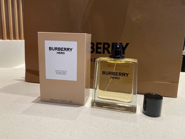 上新！ ，专柜版 新款 Burberry Hero英雄男士香水以骏勇之心，驭风而来，展现主角风采。英勇无畏，骏勇前行。Burberry全新英雄男士香水骏勇而来。