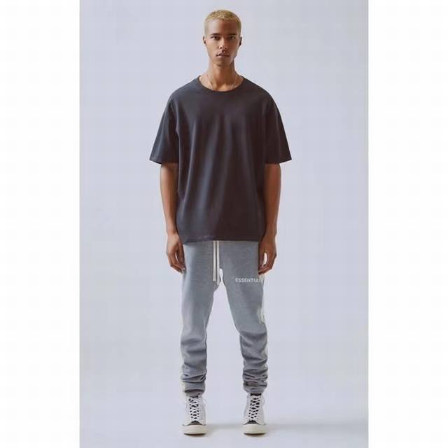 上新 “ 完美复刻 Fear Of God 复线 Essentials 加州长裤条纹卫裤宽松直筒裤 ” 顶级过验版本 Oversize版型男女同款 ！熟悉我们的