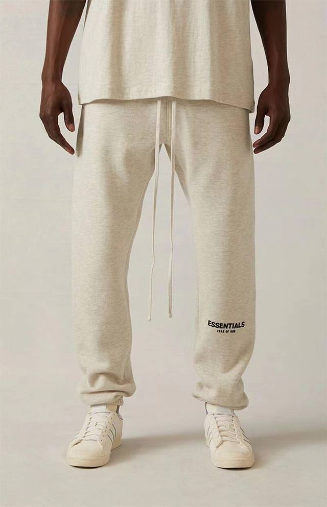 上新 “完美复刻 黑体植绒字母束脚裤 Fear Of God Essentials Sweatpants Fog 立体双排植绒字母logo束脚卫裤” 内衬加绒