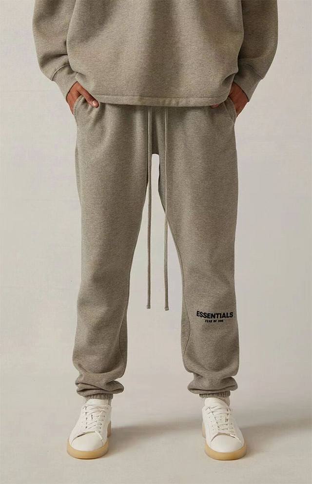 上新 “完美复刻 黑体植绒字母束脚裤 Fear Of God Essentials Sweatpants Fog 立体双排植绒字母logo束脚卫裤” 内衬加绒