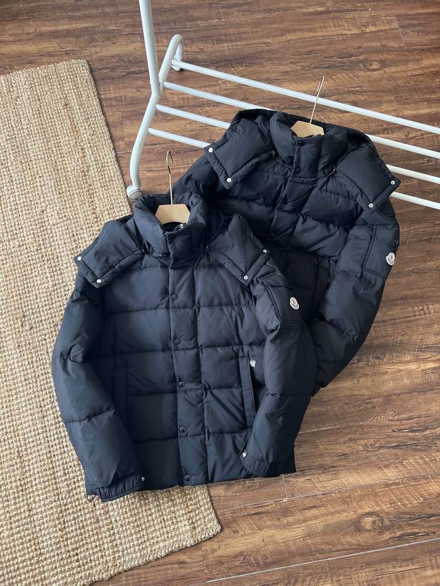 Moncler蒙口情侣款冬季短款羽绒服，专为庆贺moncler70周年设计，采用哑光面料，防风防水，耐用性能好，防刮耐磨抗撕裂，具有标志性方格块绗缝，彰显品牌精