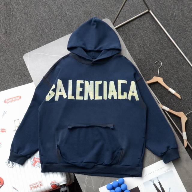 上新 顶级复刻 高端定制 - Balenciaga巴黎世家 新款黄色胶带印花logo做旧水洗暗蓝色破坏连帽卫衣帽衫 - 颜色：暗蓝色 - 购入原版开模打造，全套