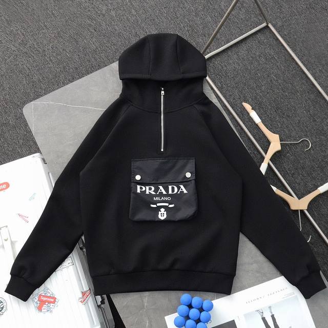 上新 顶级复刻 高端定制 - Prada 普拉达 新款重工胸前尼龙大口袋半拉链休闲连帽卫衣 - 款号：W288809 - 颜色：黑色 白色 - 购入原版开模打造